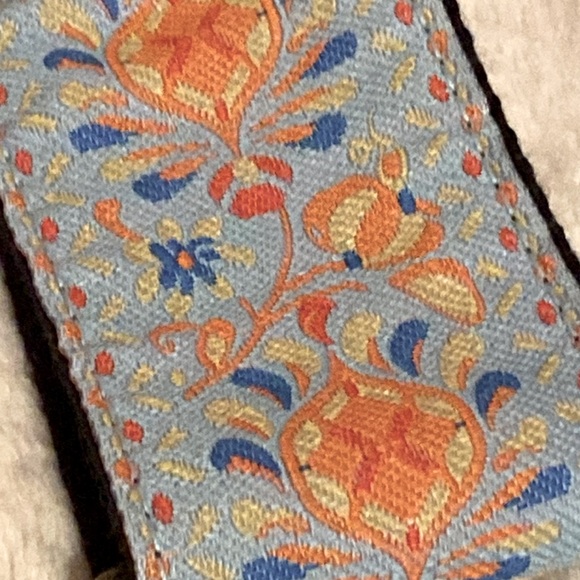 Guitar Strap for Purses/Totes (NWOT)
Fabric part 2"W x (metal 28" L ~ exte... - Picture 3 of 4